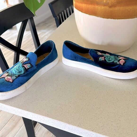 Dirty Laundry Slip Ons Loafers Blue Velvety Floral 9/40 Artsy Colorful Fun - Picture 3 of 13